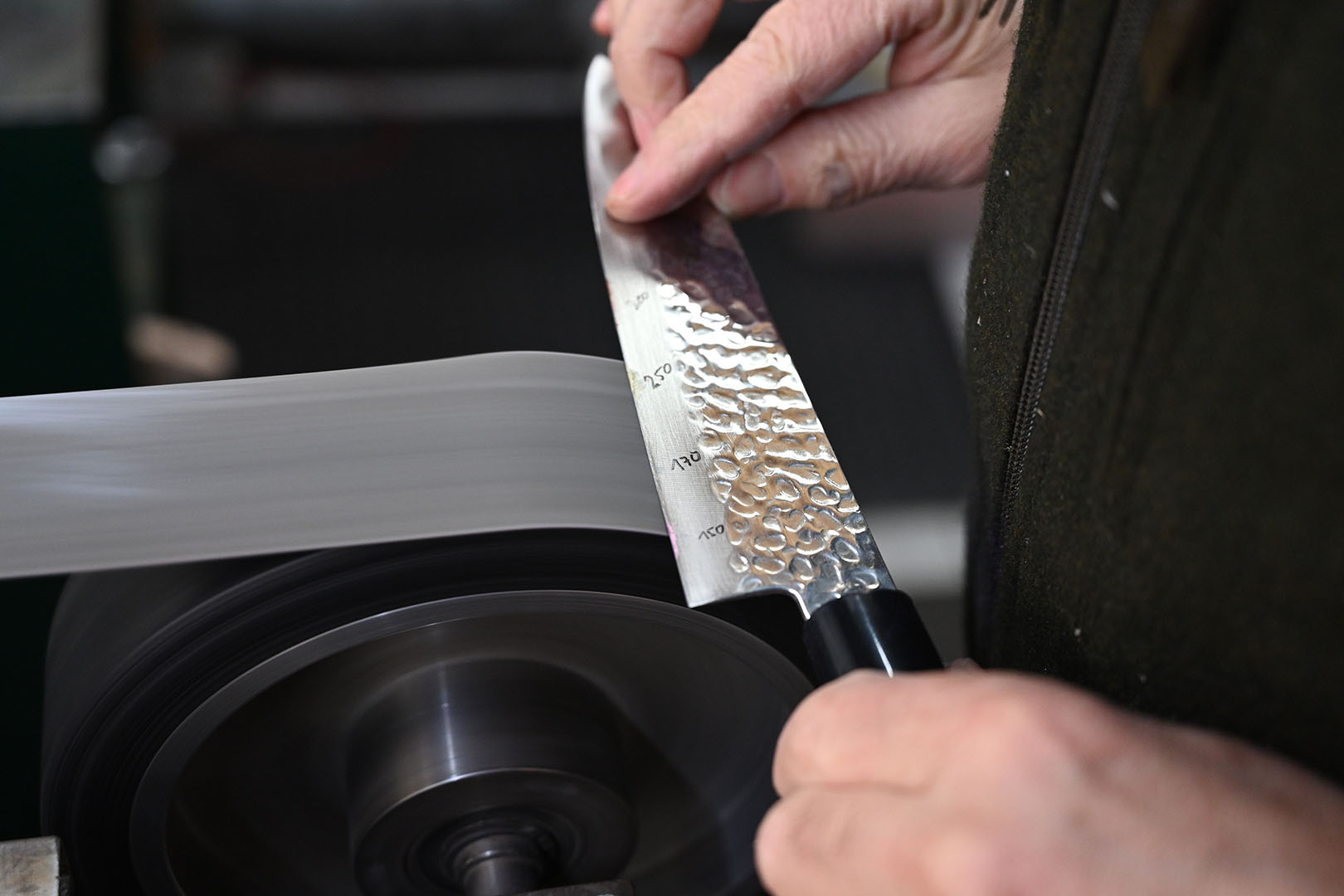 Sharpening on the belt grinder with Trizact belt